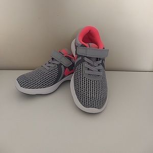 Nike Revolution 4 sneakers